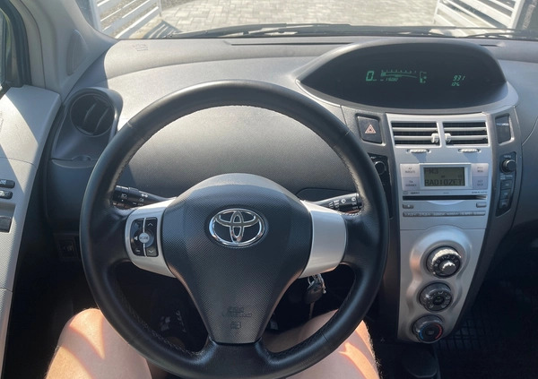 Toyota Yaris cena 18889 przebieg: 116000, rok produkcji 2007 z Puławy małe 301